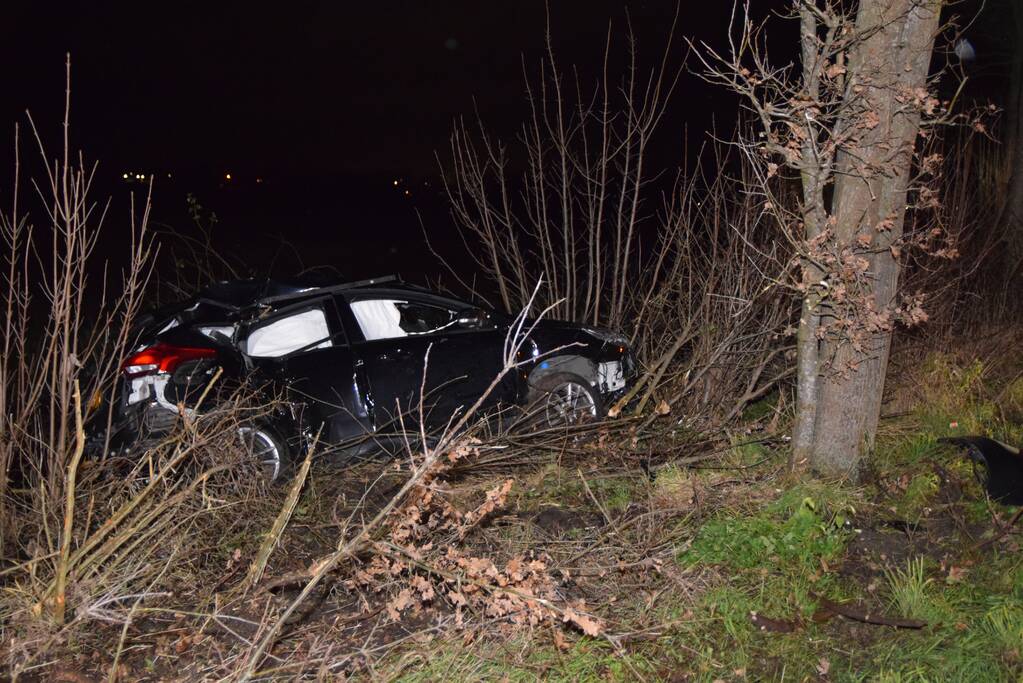 Auto in berm belandt