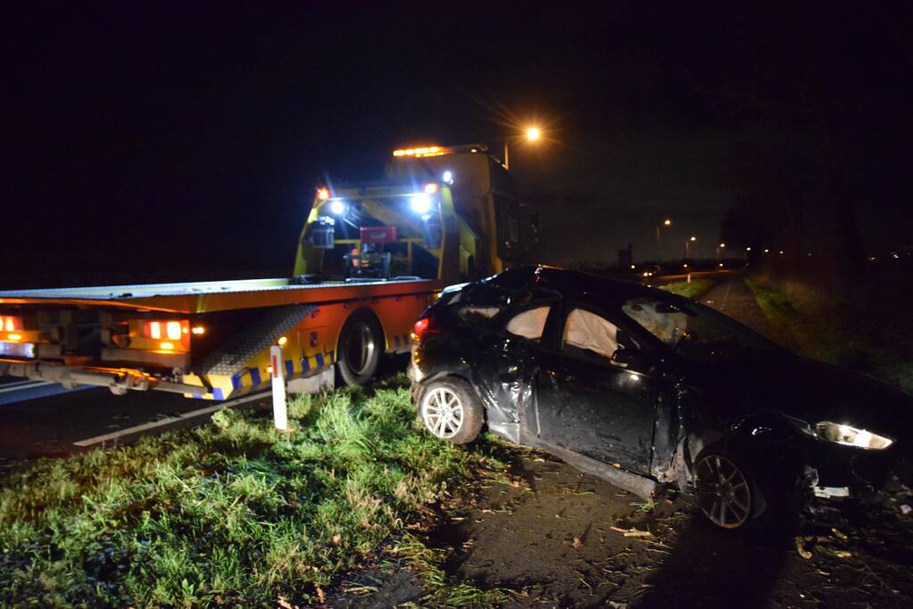 Auto in berm belandt