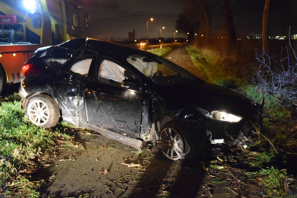 Auto in berm belandt