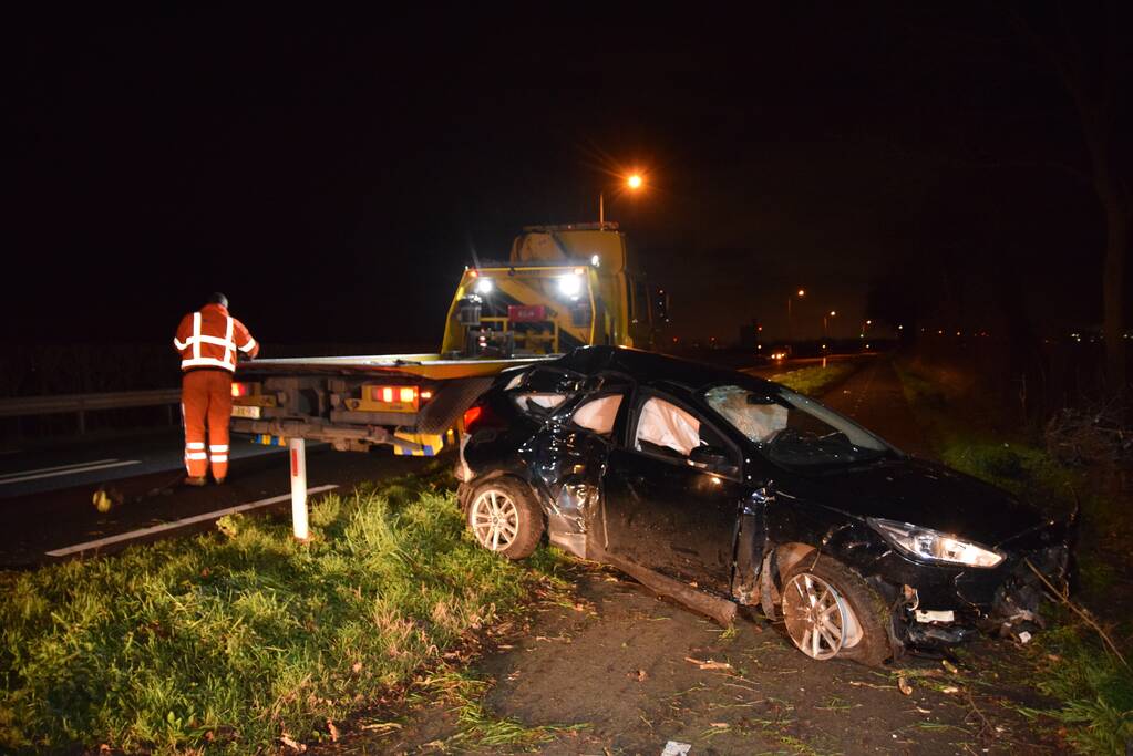 Auto in berm belandt