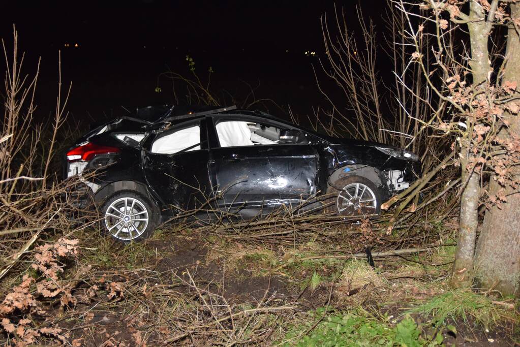 Auto in berm belandt