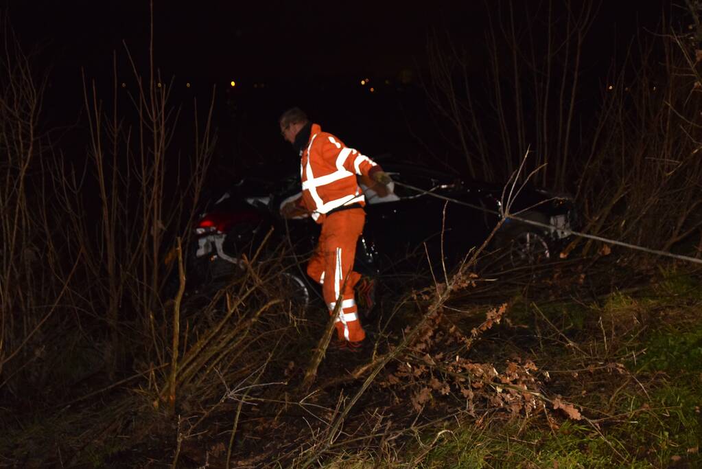 Auto in berm belandt