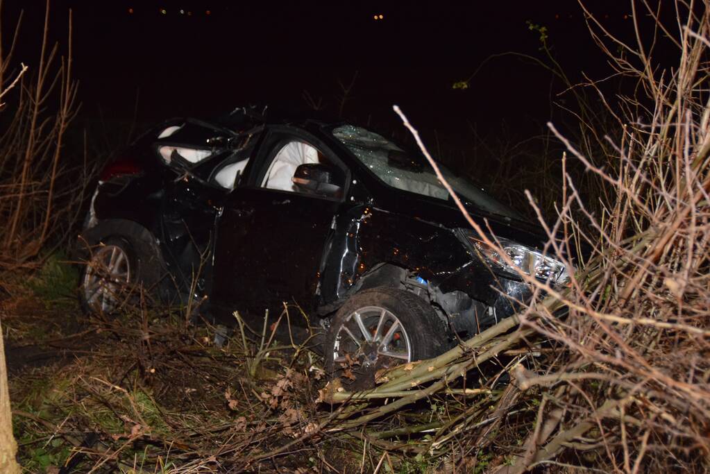 Auto in berm belandt