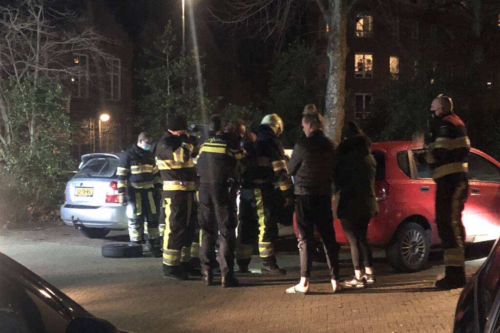 Brandweer doet onderzoek in auto