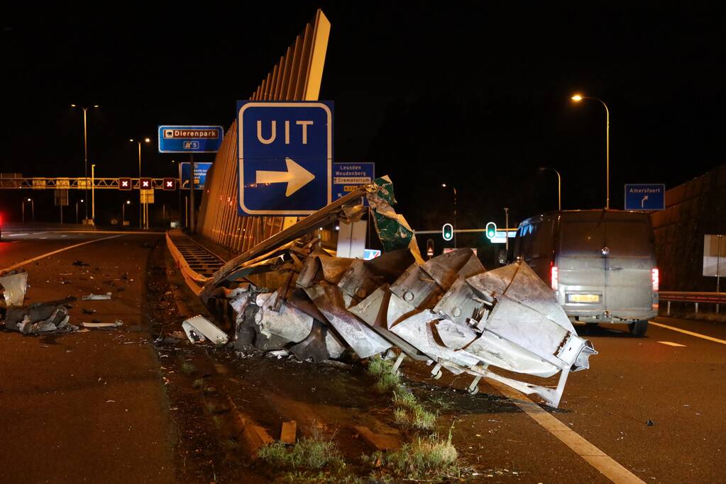 Enorme schade na crash met Tesla op RIMOB