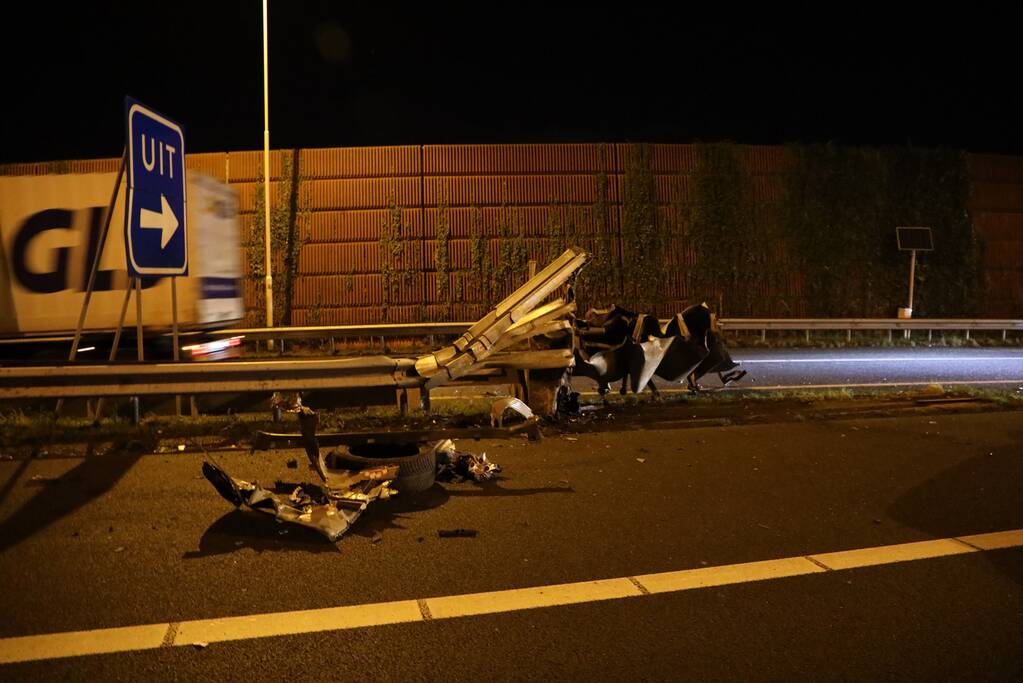 Enorme schade na crash met Tesla op RIMOB