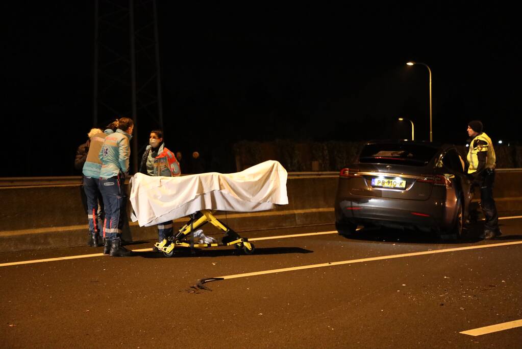 Enorme schade na crash met Tesla op RIMOB
