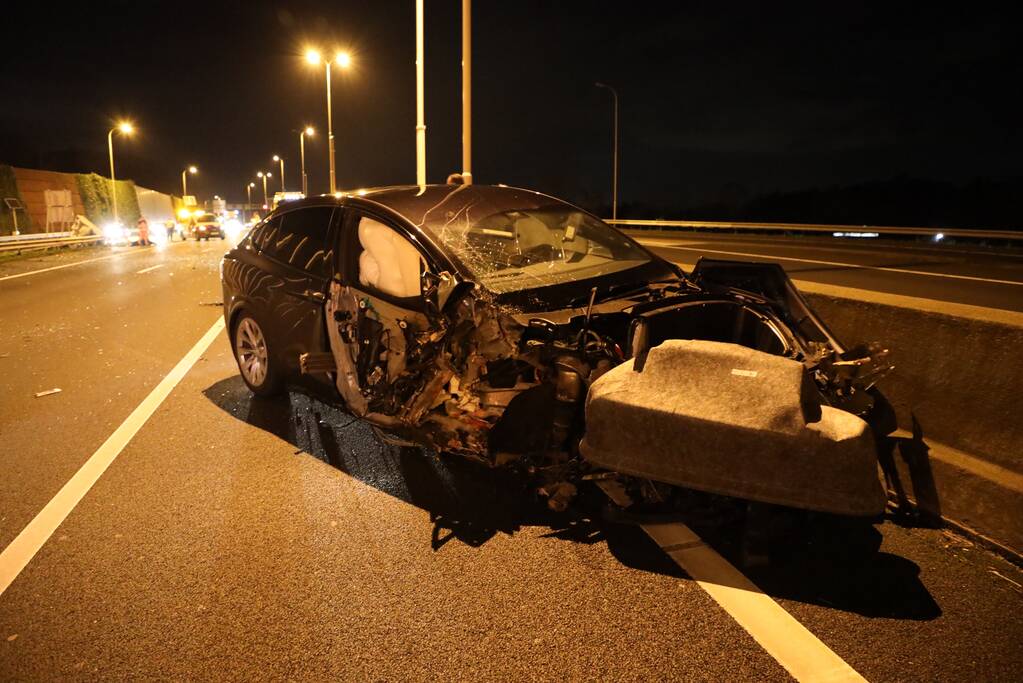 Enorme schade na crash met Tesla op RIMOB