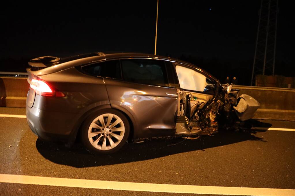 Enorme schade na crash met Tesla op RIMOB