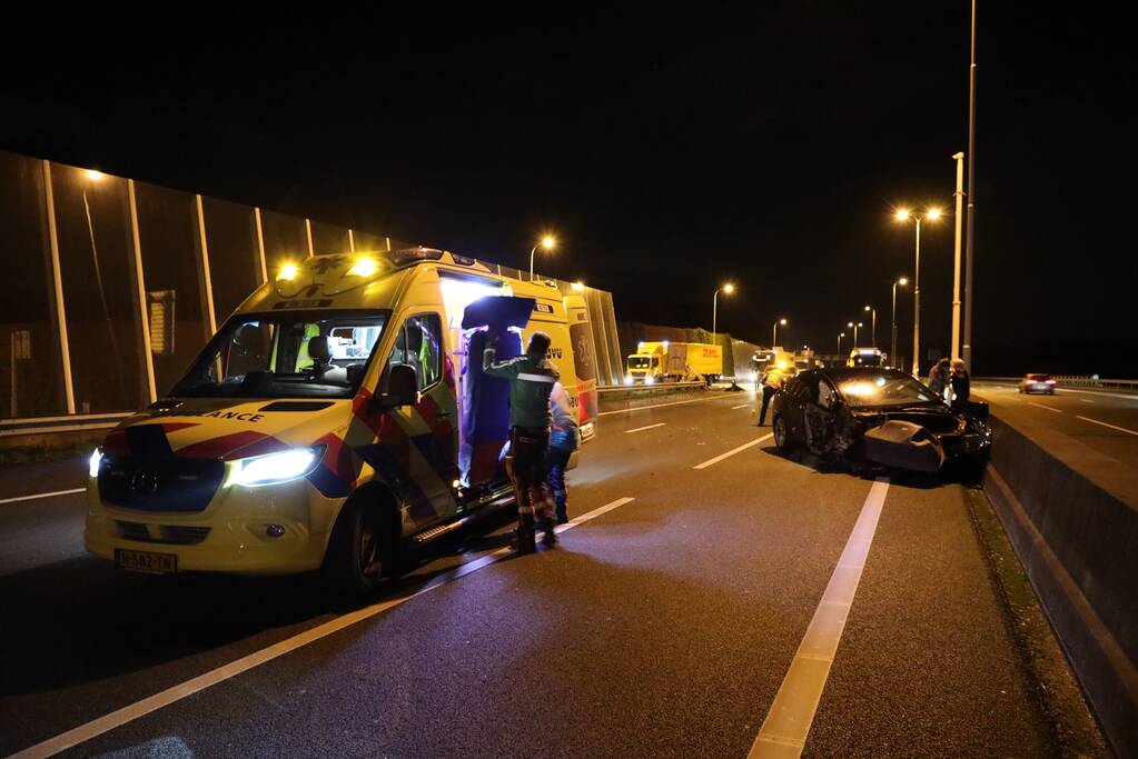 Enorme schade na crash met Tesla op RIMOB