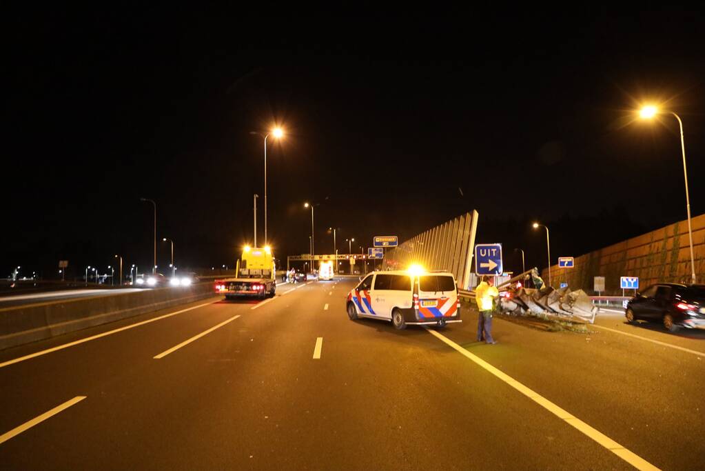 Enorme schade na crash met Tesla op RIMOB