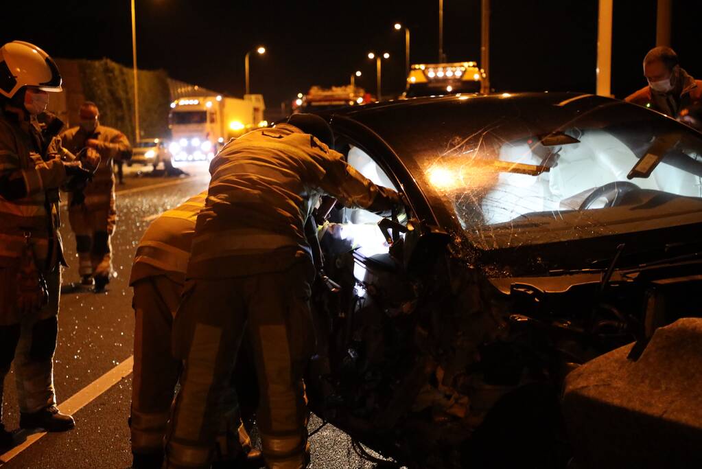 Enorme schade na crash met Tesla op RIMOB