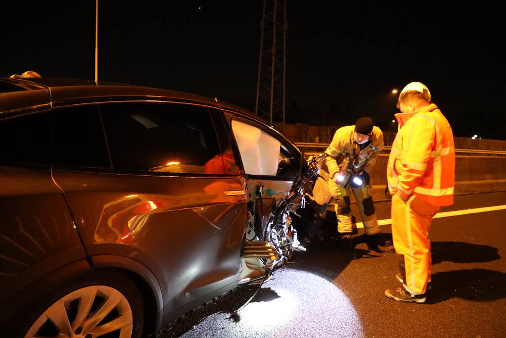 Enorme schade na crash met Tesla op RIMOB