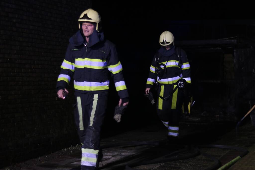Schuur compleet verwoest door felle brand