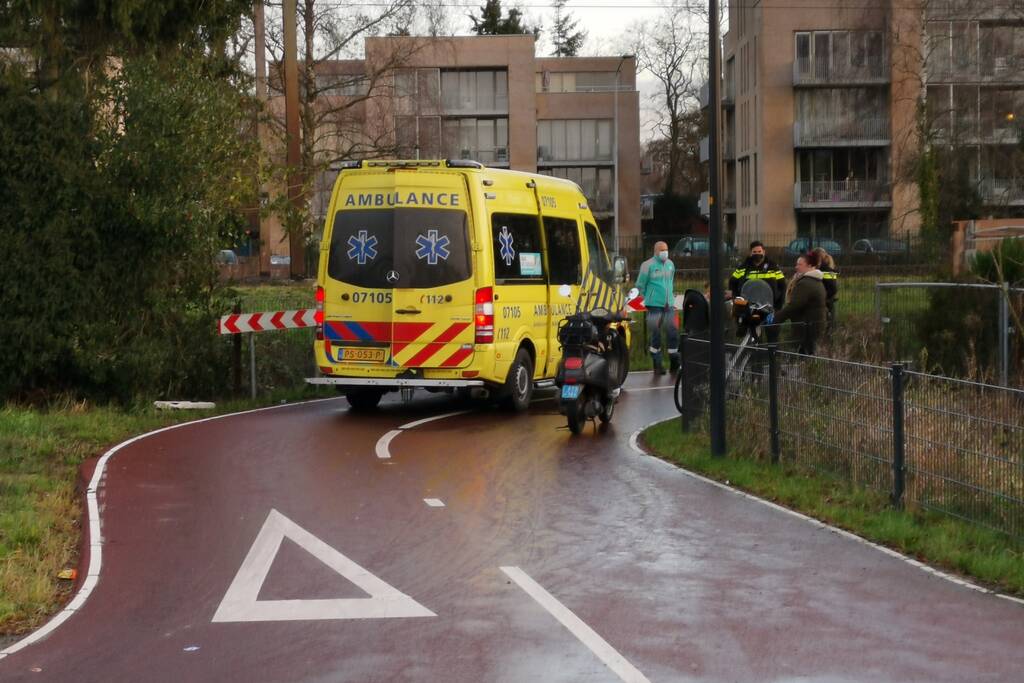 Fietser gaat hard onderuit door gladheid