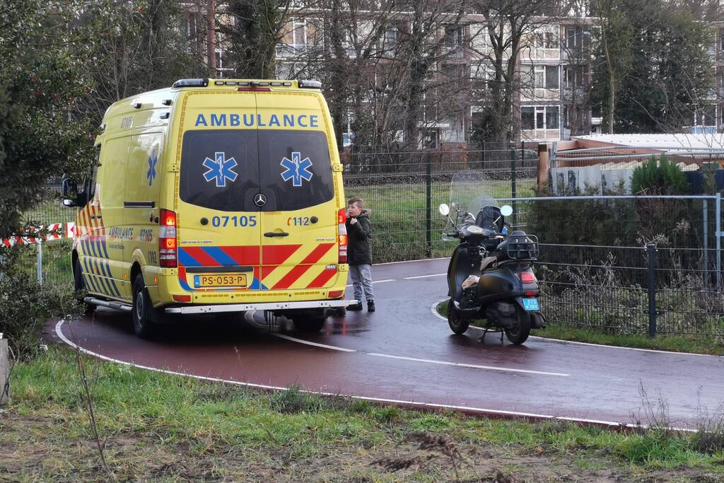 Fietser gaat hard onderuit door gladheid