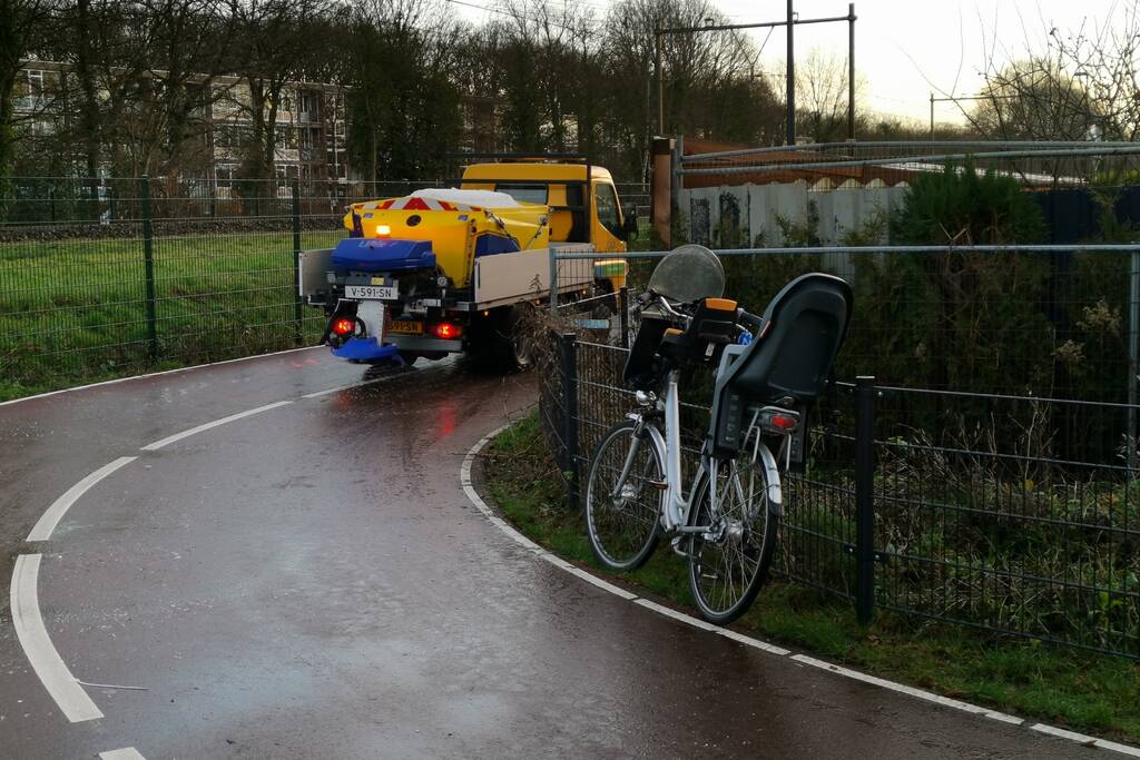 Fietser gaat hard onderuit door gladheid