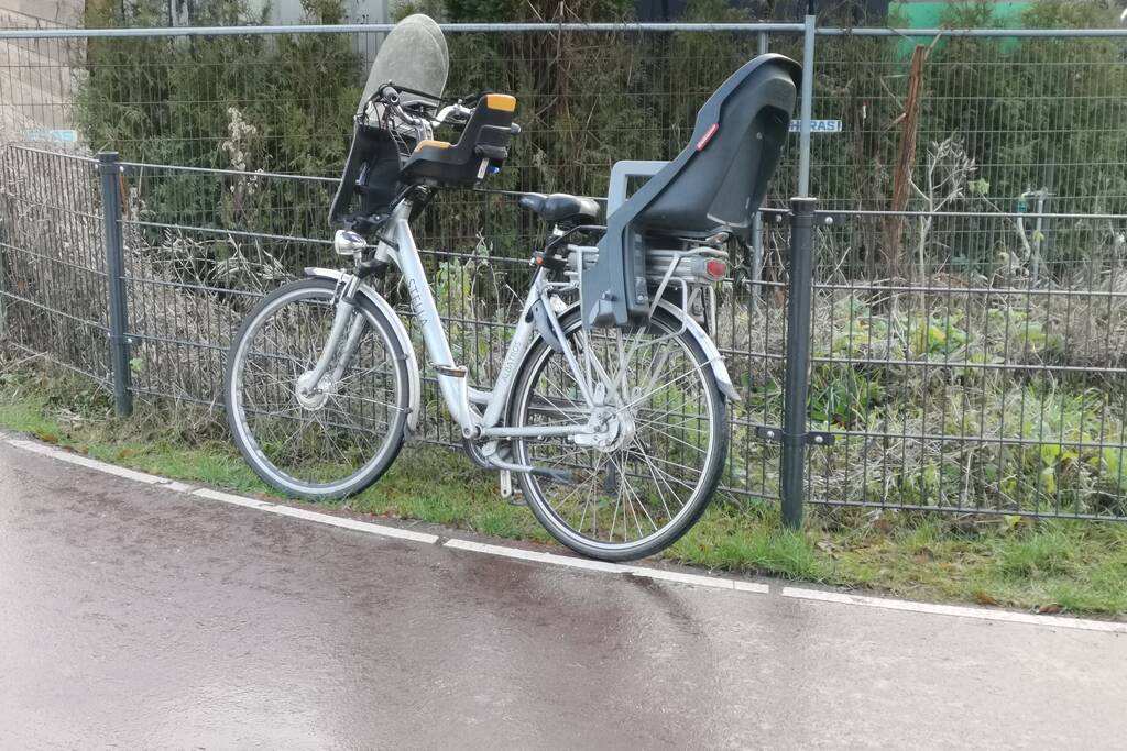 Fietser gaat hard onderuit door gladheid