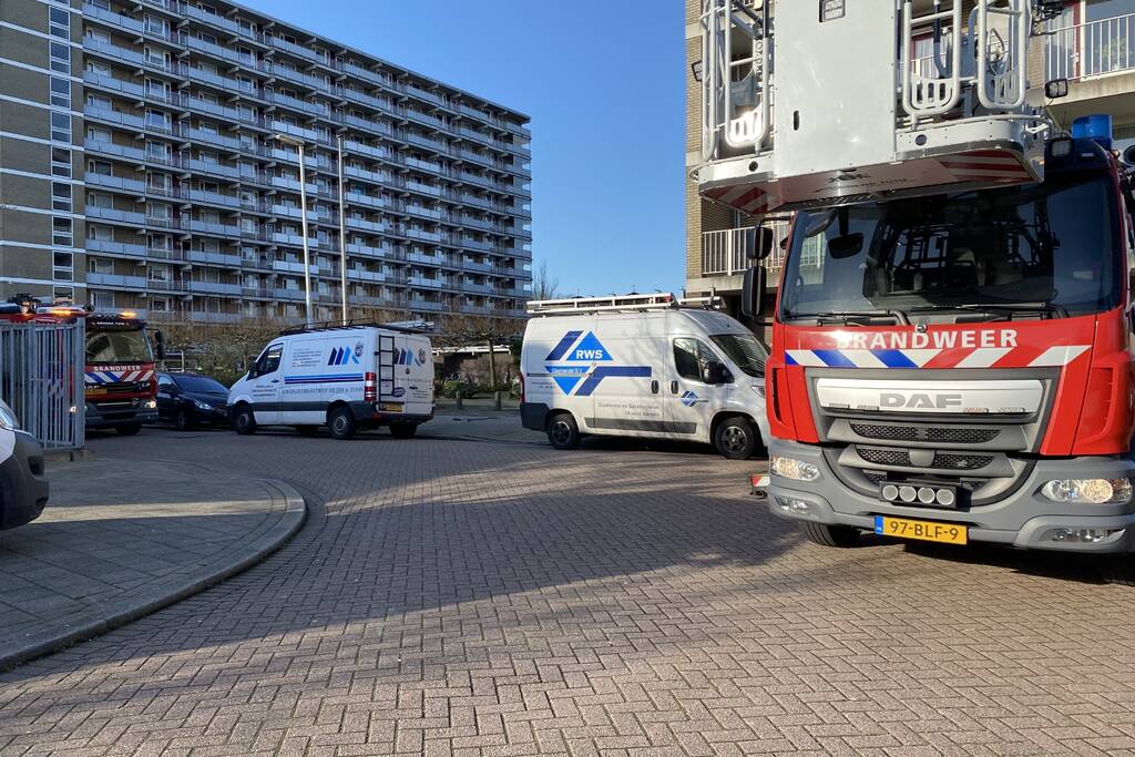 Brand bij werkzaamheden op dak van flat