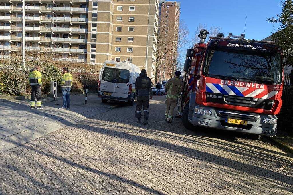 Brand bij werkzaamheden op dak van flat