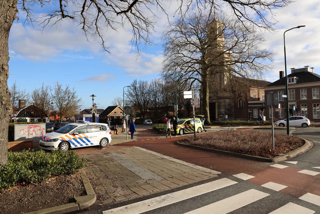 Fietser gewond bij ongeval op rotonde