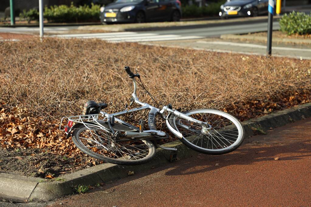 Fietser gewond bij ongeval op rotonde