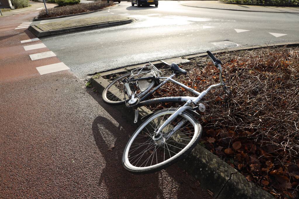 Fietser gewond bij ongeval op rotonde