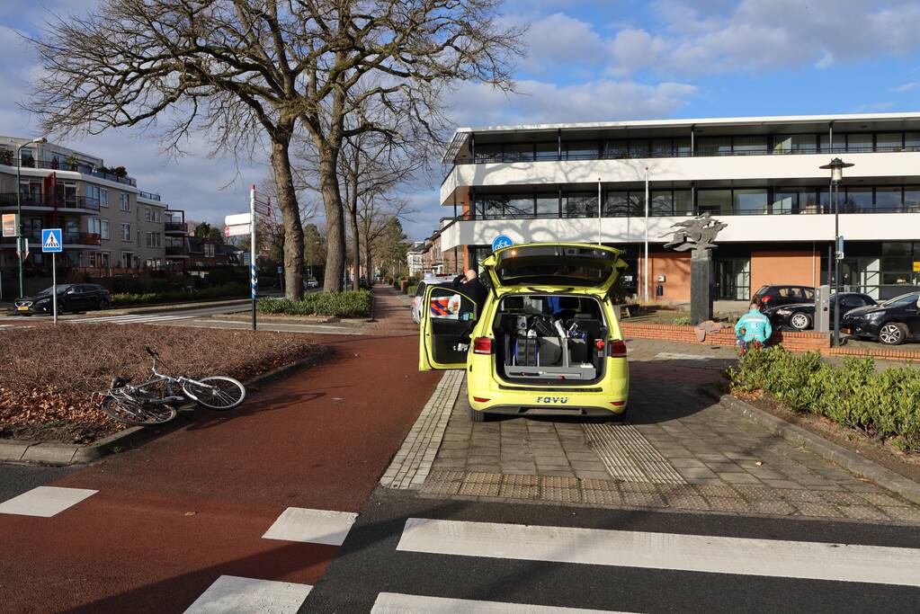 Fietser gewond bij ongeval op rotonde