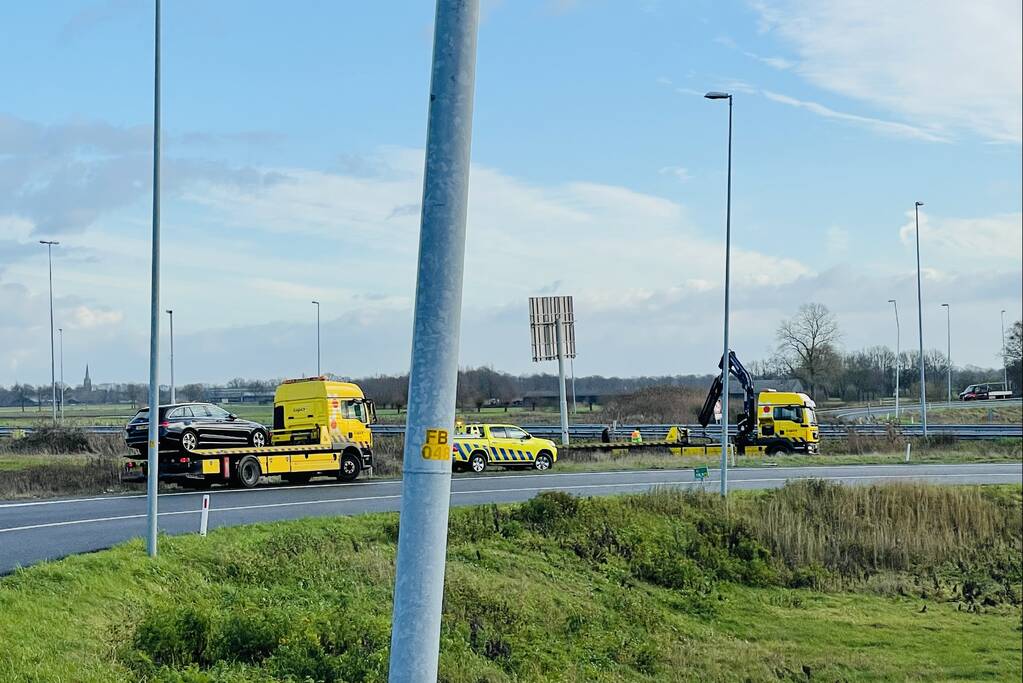Tesla belandt in sloot bij inhaalactie met vrachtwagen