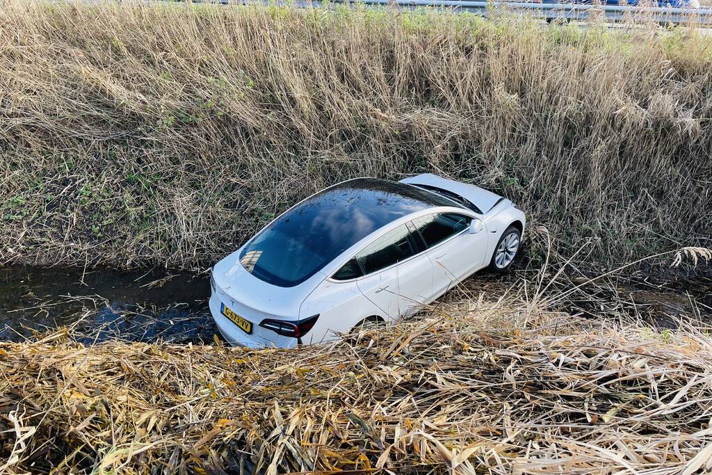 Tesla belandt in sloot bij inhaalactie met vrachtwagen