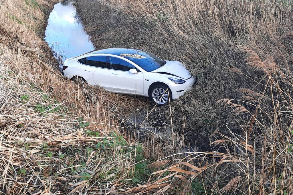 Tesla belandt in sloot bij inhaalactie met vrachtwagen