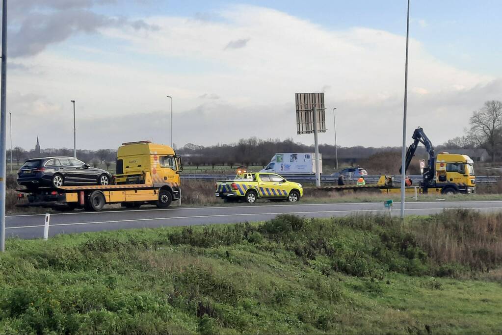 Tesla belandt in sloot bij inhaalactie met vrachtwagen