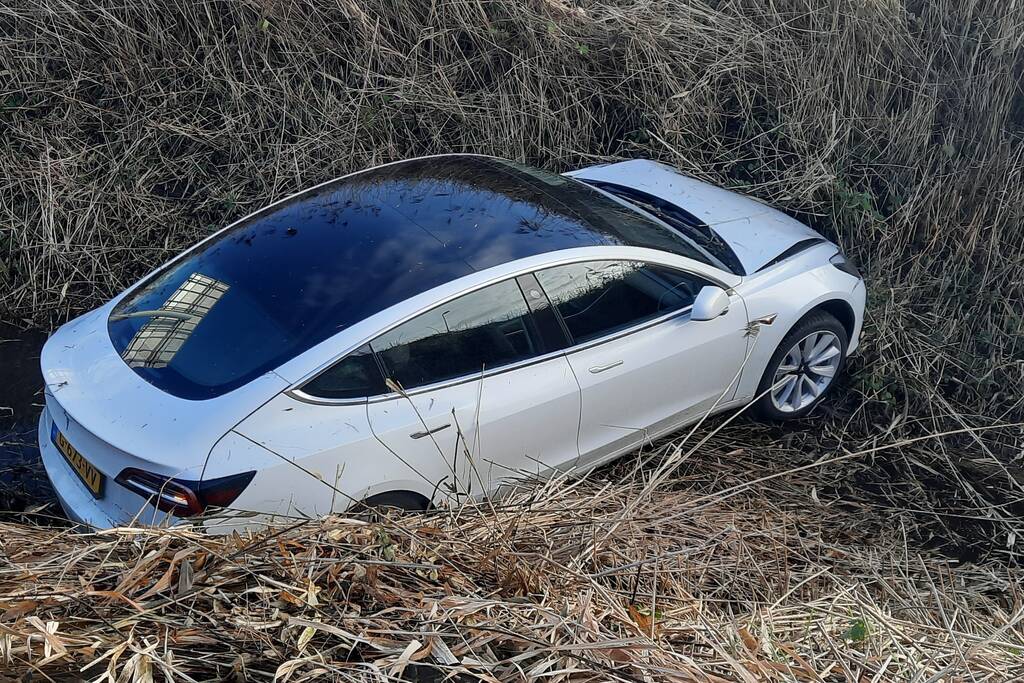 Tesla belandt in sloot bij inhaalactie met vrachtwagen