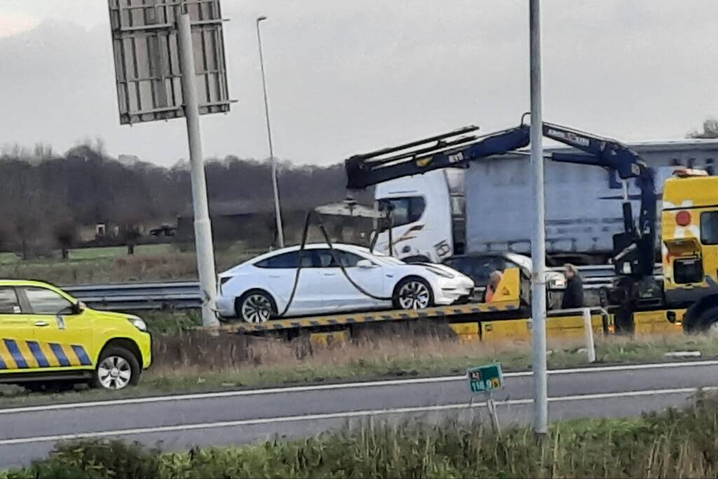 Tesla belandt in sloot bij inhaalactie met vrachtwagen