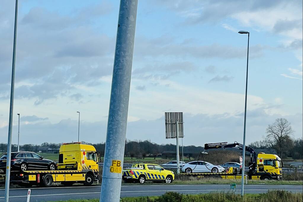 Tesla belandt in sloot bij inhaalactie met vrachtwagen
