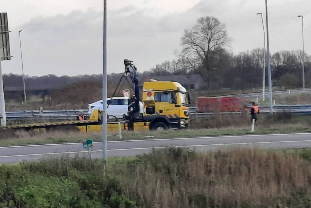 Tesla belandt in sloot bij inhaalactie met vrachtwagen