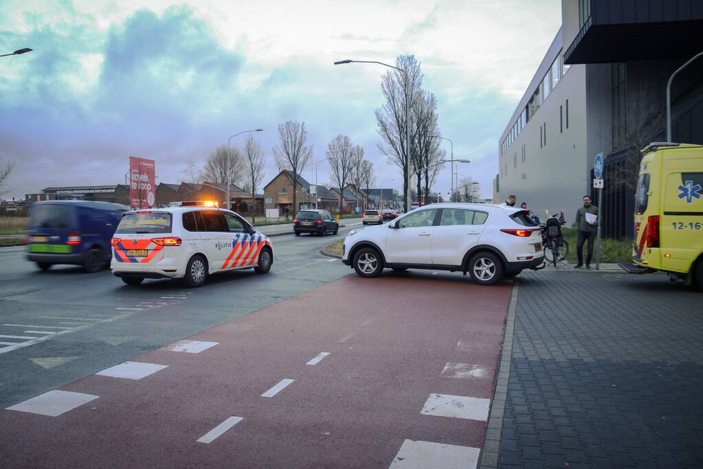 Overstekende automobilist ziet fietsster over het hoofd