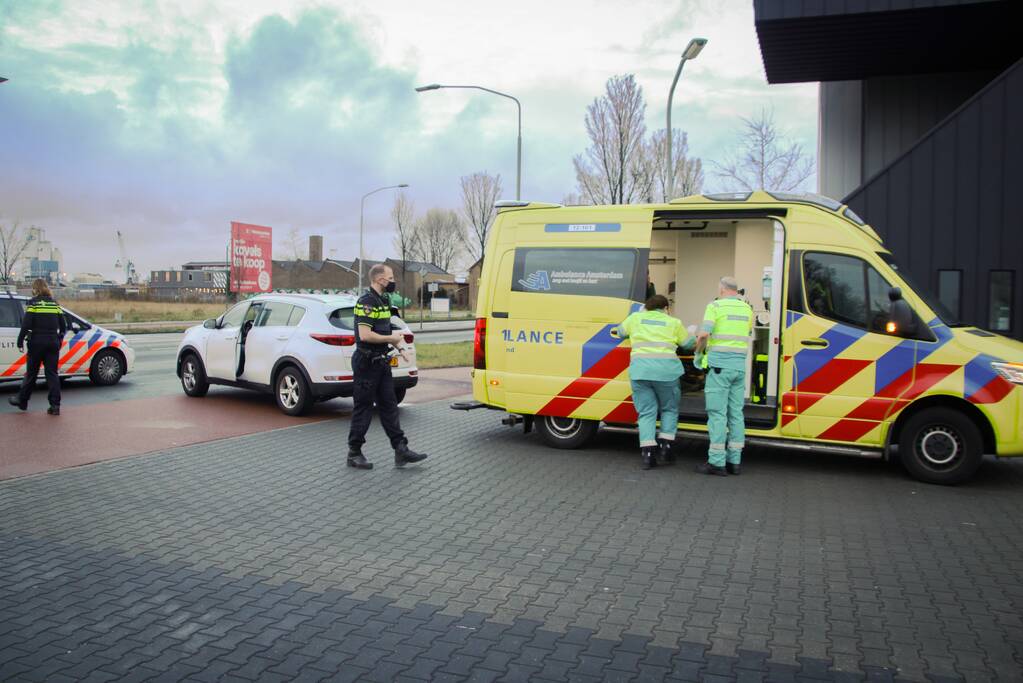 Overstekende automobilist ziet fietsster over het hoofd