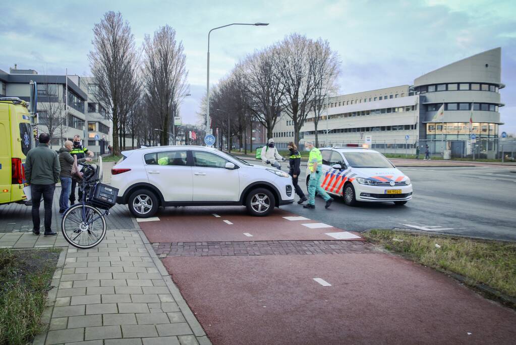 Overstekende automobilist ziet fietsster over het hoofd