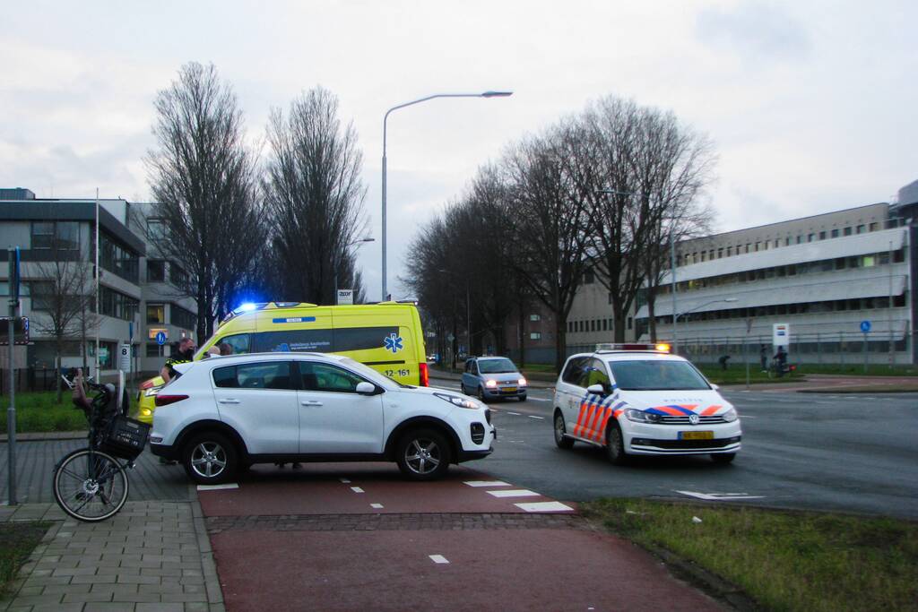Overstekende automobilist ziet fietsster over het hoofd