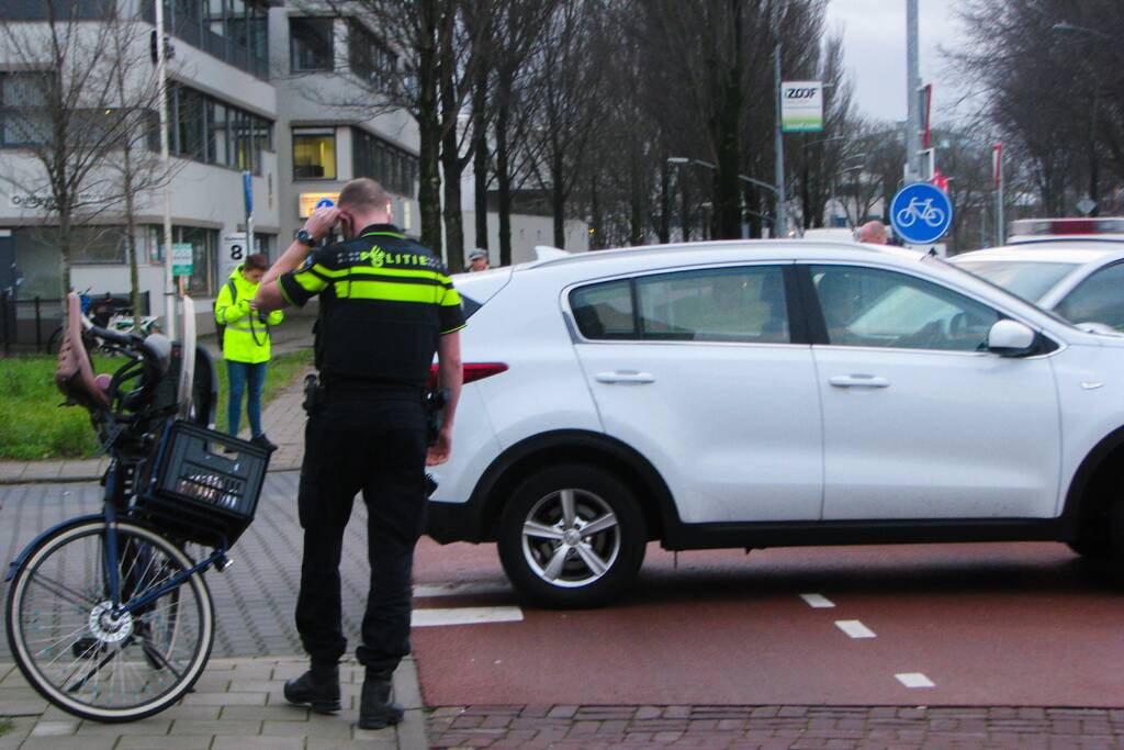 Overstekende automobilist ziet fietsster over het hoofd
