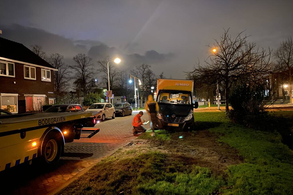 Jumbo-bezorgbus rijdt zich vast in berm