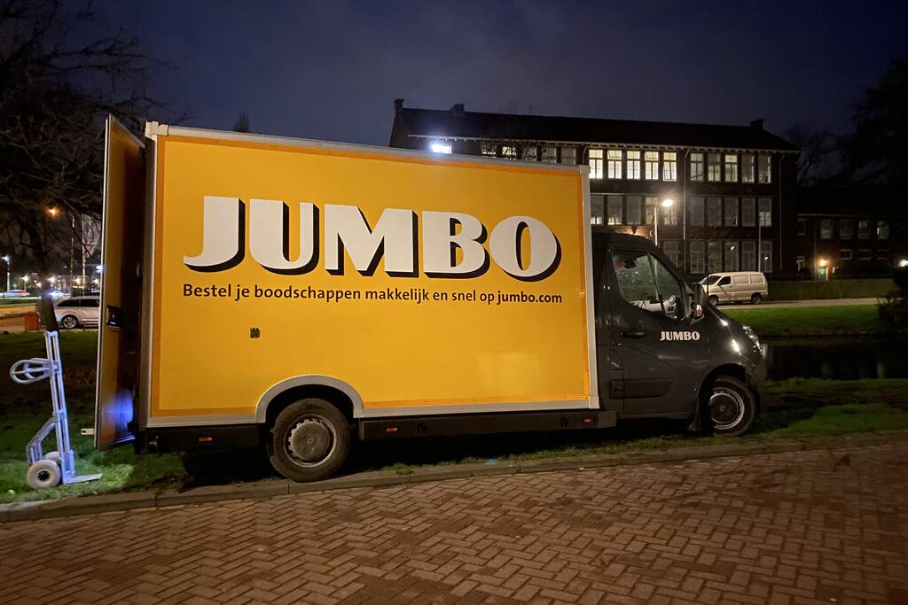Jumbo-bezorgbus rijdt zich vast in berm