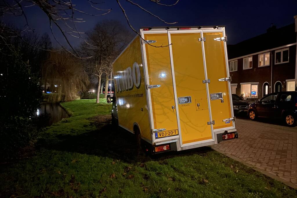 Jumbo-bezorgbus rijdt zich vast in berm