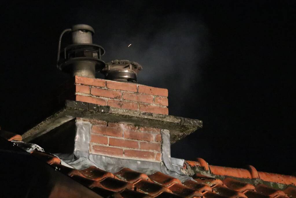 Brand in schoorsteen van woning
