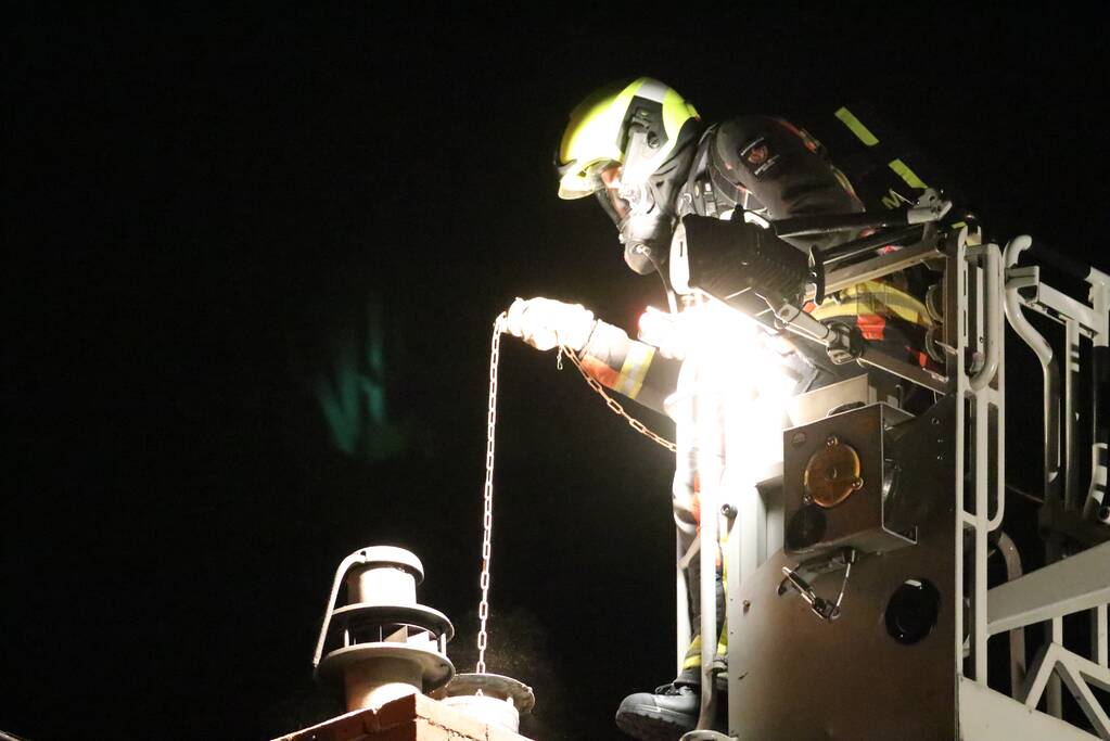 Brand in schoorsteen van woning