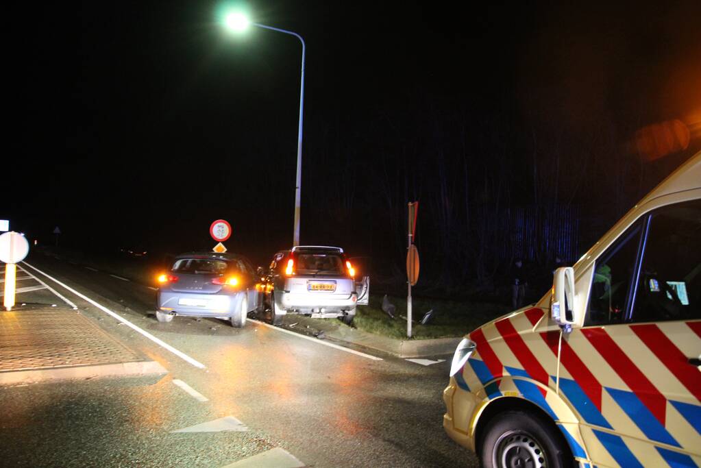 Twee auto's botsen en belanden tegen lantaarnpaal