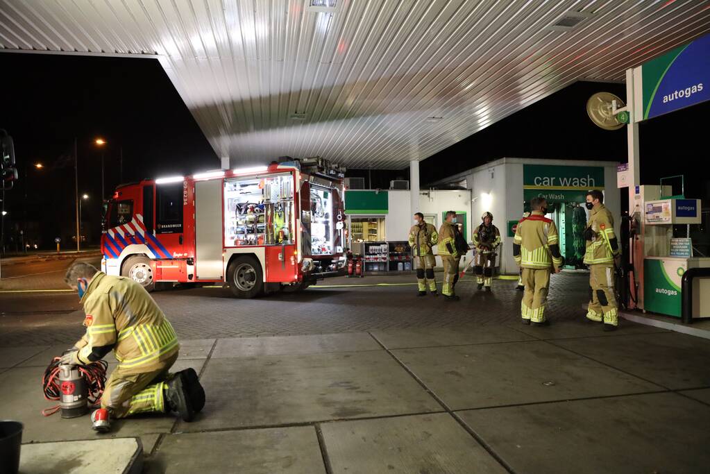Brandweer doet onderzoek bij Carwash BP-tankstation