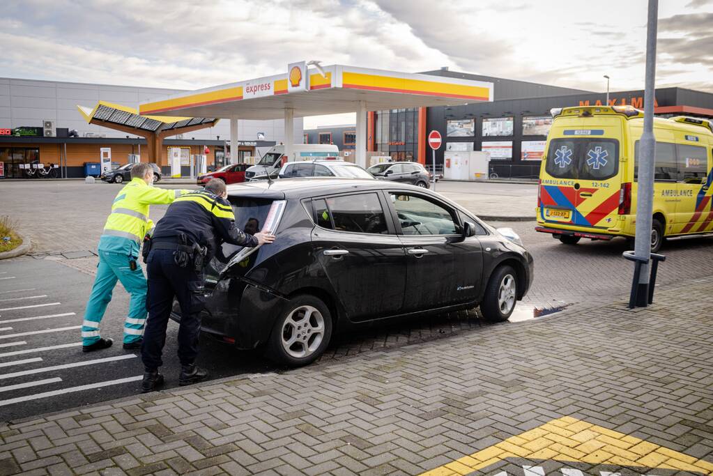 Vrachtwagen botst op personenauto