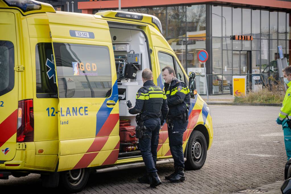 Vrachtwagen botst op personenauto